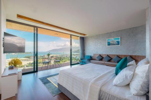 1 dormitorio con 1 cama grande y vistas al océano en Ocean Front Villa Nha Trang en Nha Trang