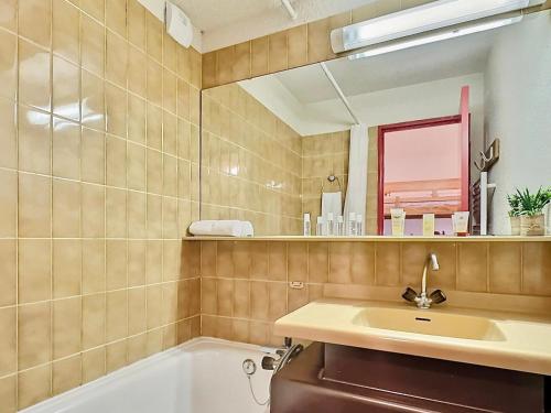 une salle de bain avec un lavabo, une baignoire et un miroir dans l'établissement Studio 4 pers avec parking, Tignes - FR-1-411-904, à Tignes