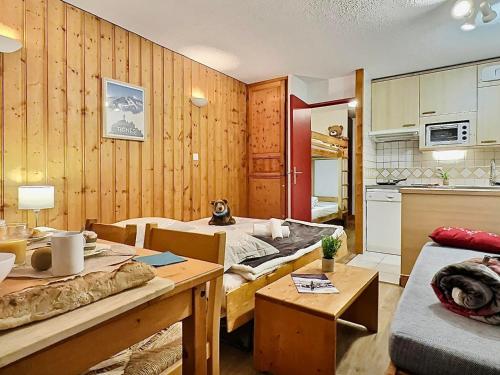 Il comprend un salon avec deux lits et une cuisine. dans l'établissement Studio 4 pers avec parking, Tignes - FR-1-411-904, à Tignes