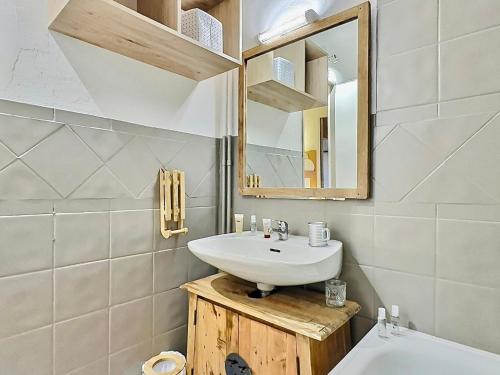 ein Badezimmer mit einem Waschbecken, einem Spiegel und einer Badewanne in der Unterkunft Studio Tignes, 1 pièce, 4 personnes - FR-1-411-905 in Tignes