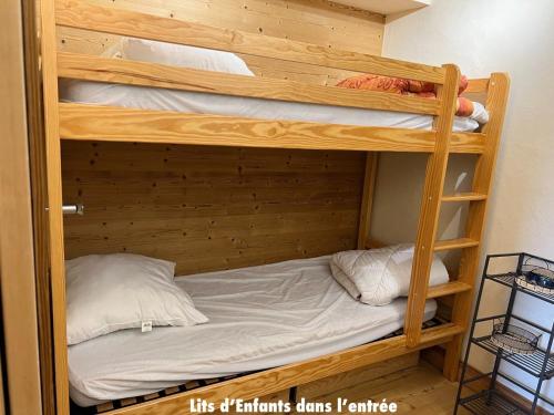 a couple of bunk beds in a room at Appartement Valloire, 1 pièce, 4 personnes - FR-1-263-535 in Valloire