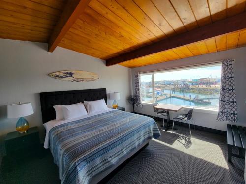 1 dormitorio con cama, escritorio y ventana en Saltwater Inn en Westport
