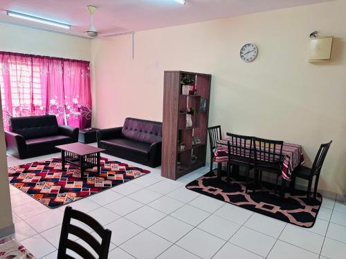 a living room with a couch and a table at Tom’s Homestay in Batu Caves