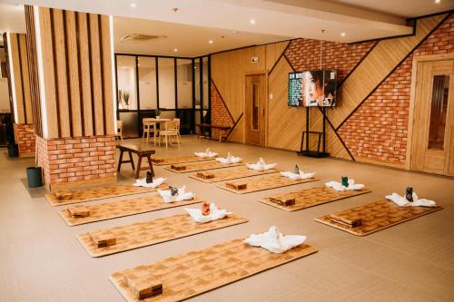 un grupo de aves blancas sentadas en el suelo en una habitación en THE KOA Hotel & Spa en Ángeles