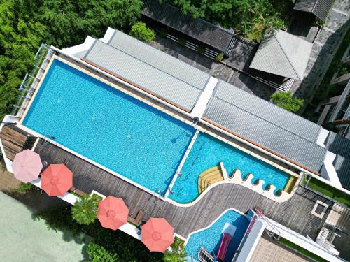 an overhead view of a swimming pool with umbrellas at Four Points by Sheraton Yilan Jiaoxi in Jiaoxi