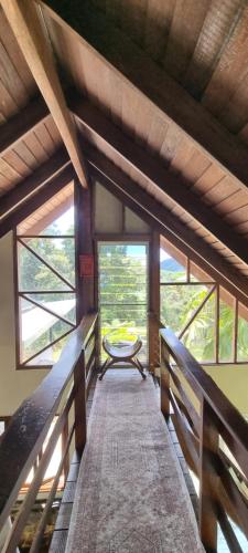 Una pasarela de madera en una habitación con ventanas en Eden Escape, en Diwan