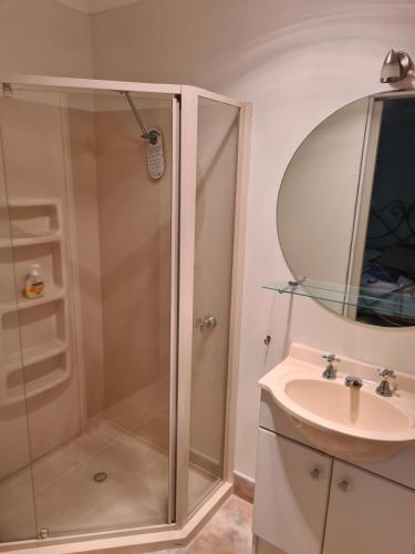 ein Badezimmer mit Dusche und Waschbecken in der Unterkunft Bird Songs Getaway Accommodation in Cabbage Tree Creek
