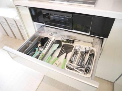 a drawer full of kitchen utensils in a cabinet at オシャレなアメリカンハウス/リゾート西軽井沢１ in Oiwake