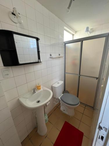 a bathroom with a sink and a toilet at Suite aconchegante na Torre in Recife