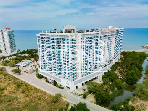 una vista aérea de un gran edificio junto al océano en Reserva Del Mar Santa Marta By CTBNB, en Santa Marta