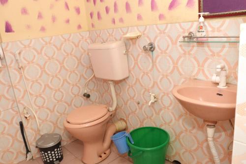 スリーマンガルにあるGreen Leaf Guest House ColIege Road Sreemongalのバスルーム(トイレ、洗面台付)