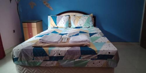Ένα ή περισσότερα κρεβάτια σε δωμάτιο στο Azifa inn solo near RS JIH Solo