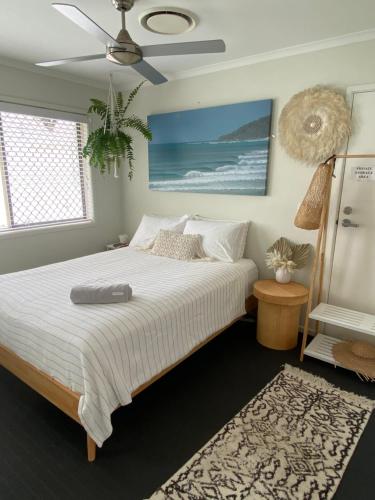 - une chambre avec un lit et un ventilateur de plafond dans l'établissement 600m to Beach, Family Entertainer, Aircon, Pool & Pizza oven, à Maroochydore