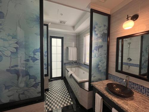 a bathroom with a sink and a bath tub at Sun Villa Thanh Liên Wyndham Vườn Vua Resort & Villas in Ðồng Phú