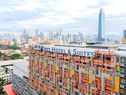 吉隆坡的住宿－Days Hotel & Suites by Wyndham Fraser Business Park KL，一座建筑,上面标有阅读酒店和套房的标志