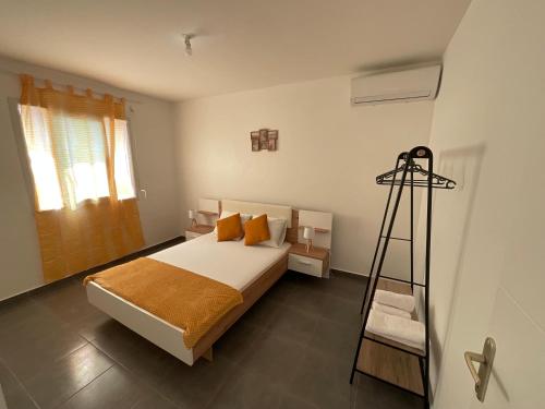 a bedroom with a bed with orange pillows and a ladder at Évasion tropicale Villa de rêve avec piscine à Petit Bourg in Petit-Bourg
