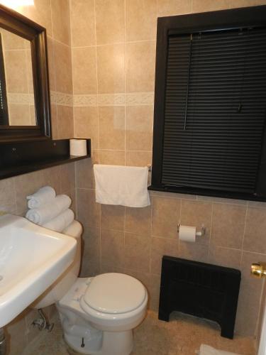 Bilik mandi di Central Motel Courtyard
