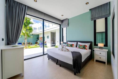 Un pat sau paturi într-o cameră la Luxury Modern 6 Bed Private Pool Villa LLW