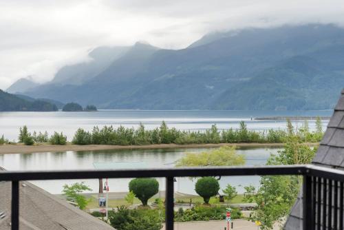 Penthouse Lake Home - 3BR w Amazing View & Deck