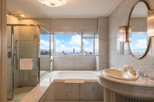 Un baño con bañera, lavabo y ducha. en Swissotel Nankai Osaka, en Osaka