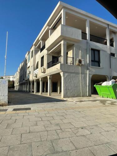 ein Gebäude mit einer grünen Bank davor in der Unterkunft Mad beach in Protaras