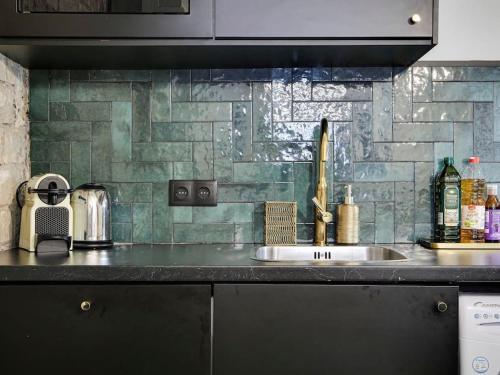 a kitchen counter top with a sink and a counter top at Casa Maria Townhouse- terrace-4 bedrooms in Hospitalet de Llobregat