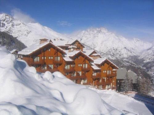 a large building on top of a snow covered mountain at LES PETITS ETERLOUS Appartement T3 36m2 à Puy St Vincent 1800 Alpes du sud 6 personnes parking privé couvert in Puy-Saint-Vincent