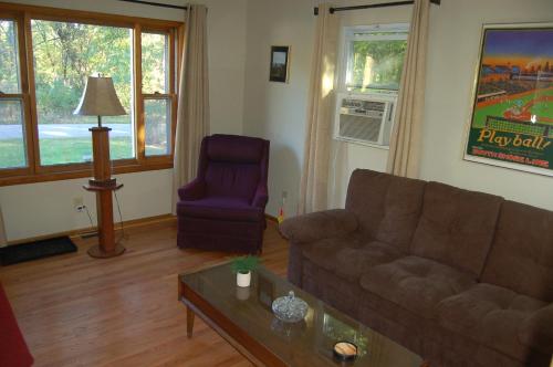 een woonkamer met een bank en een stoel bij The Young’s - Northern Indiana in Gary