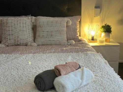 um quarto com uma cama com toalhas em Eden Lodge em Auckland