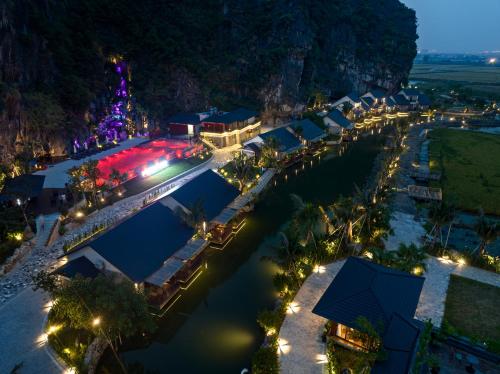 una vista aérea de un complejo por la noche en Athena Premier Resort Ninh Bình, en Ninh Binh