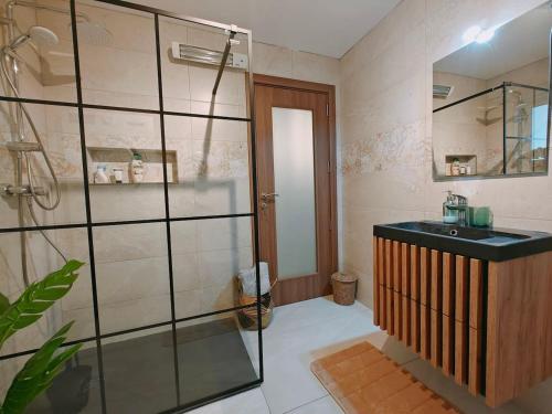 uma casa de banho com uma cabina de duche em vidro e um lavatório. em Ramla Valley Vista in Nadur Gozo em Nadur