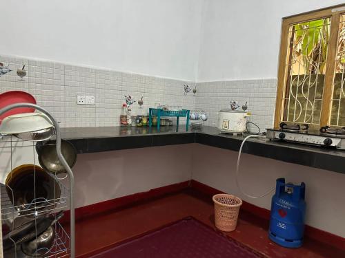uma cozinha com um lavatório e uma bancada em TPK Trinco Holiday Inn em Trincomalee