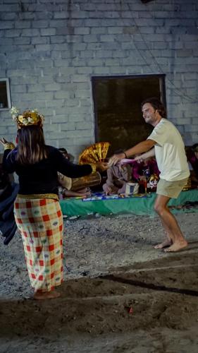 a man and a woman playing a game of frisbee at Tastura Homestay in Praya