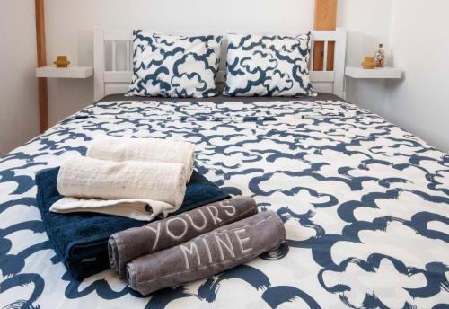 una camera da letto con un letto e asciugamani di Marina Oceano a La Mareta