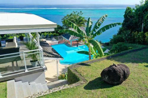 - une vue aérienne sur une maison avec une piscine et l'océan dans l'établissement Toahotu estate one of a kind villa in Tahiti Iti pool and view - 15 pers, à Vairao