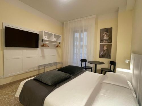 - une chambre avec un grand lit et une télévision à écran plat dans l'établissement YOME-GUICCIARDINI 10, à Florence