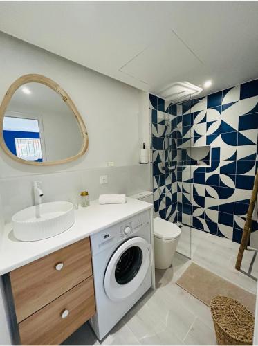 une salle de bain avec une machine à laver et un lavabo dans l'établissement Riviera, à Cagnes-sur-Mer