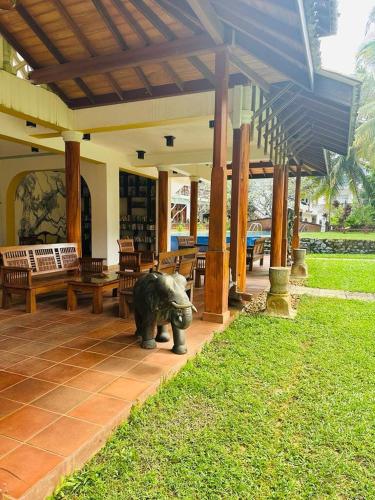 Taman di luar Wunderbar Beach Hotel