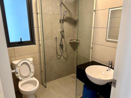 La salle de bains est pourvue d'une douche, de toilettes et d'un lavabo. dans l'établissement Elysia Park Residence Medini Homestay Legoland Gleneagles Johor, à Nusajaya