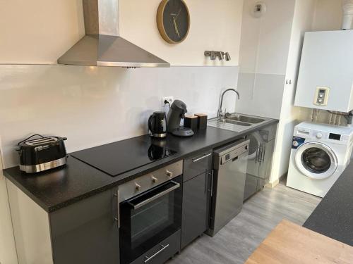 a kitchen with a sink and a stove top oven at Harmonieux/Bezannes/Pkg Privé in Bezannes-les-Reims