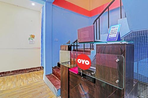un panneau d'affichage dans une pièce dans l'établissement OYO Flagship Relax Stay In, à Lucknow