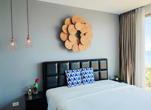 a bedroom with a bed with areath on the wall at 芭提雅高层海景奢华公寓The Riviera Jomtien生香家直达海滩23 in Jomtien Beach