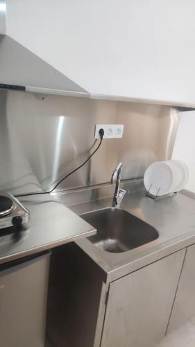 cocina con fregadero y encimera en Nektar-apartments, en Pireo