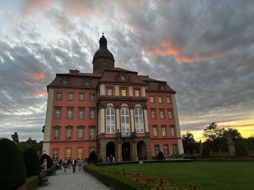 a large building with a clock tower on top of it at Sielanka Chwaliszów dom całoroczny in Chwaliszow