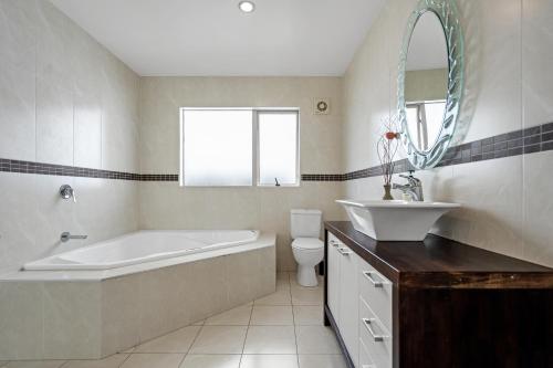 Kamar mandi di The Oasis