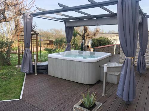 Κήπος έξω από το Chambres d'Hôtes de Marchet