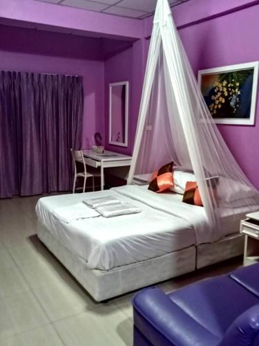 a bedroom with a bed with a mosquito net at Baan Sood Soi Residence 1 บ้านสุดซอย เรซิเด้นท์ 1 in Ban Bang Bamru