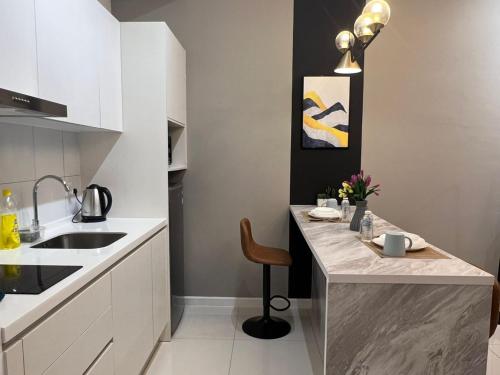 een keuken met een spoelbak en een aanrechtblad bij Chambers Suites KL BY Fortune in Kuala Lumpur