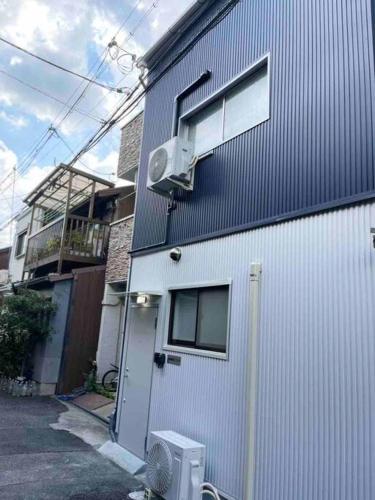 ゆうじ 室内をフルリノベーション 清潔なお部屋 ベッド7台 2つのシャワールーム