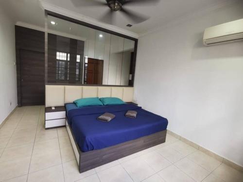 um quarto com uma cama azul e um espelho em Permas 14min to MidValley 10pax WiFi TV Box 4BRoom em Johor Bahru